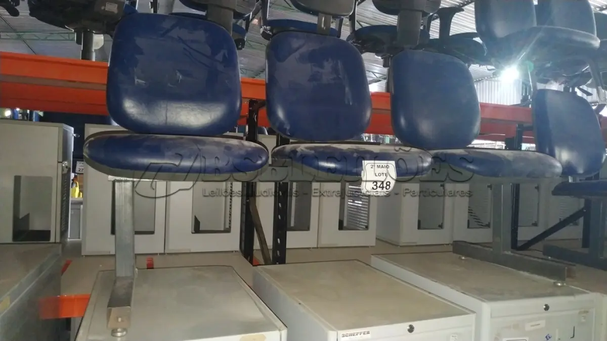 LOTE 348 - 01 CADEIRA TIPO LONGARINA COM 03 LUGARES NA COR AZUL. (NO ESTADO) ATENÇÃO! FAZER A VISITAÇÃO ANTES DE ARREMATAR, NÃO SABEMOS SE FUNCIONA, LEILÃO NÃO TEM GARANTIA E NEM DEVOLUÇÃO, SUJEITO A POSSÍVEIS AVARIAS VISÍVEIS/OCULTAS E/OU AUSÊNCIA DE COMPONENTES.