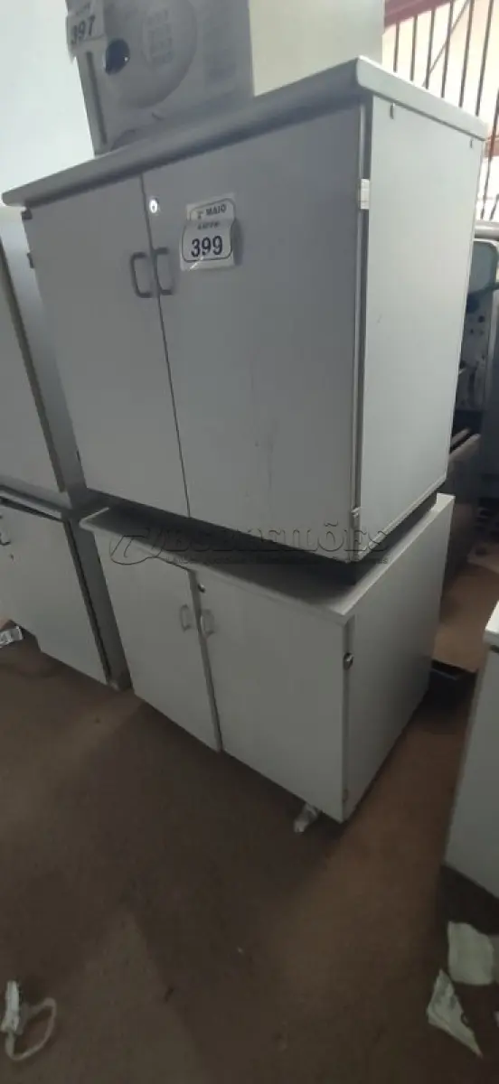 LOTE 399 - 02 ARMÁRIOS BAIXOS EM MADEIRA COM 02 PORTAS. (NO ESTADO) ATENÇÃO! FAZER A VISITAÇÃO ANTES DE ARREMATAR, NÃO SABEMOS SE FUNCIONA, LEILÃO NÃO TEM GARANTIA E NEM DEVOLUÇÃO, SUJEITO A POSSÍVEIS AVARIAS VISÍVEIS/OCULTAS E/OU AUSÊNCIA DE COMPONENTES.