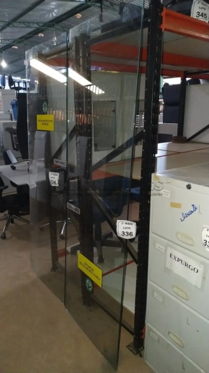 LOTE 336 - 01 PORTA DE VIDRO DE 2,06X0,69. (NO ESTADO) ATENÇÃO! FAZER A VISITAÇÃO ANTES DE ARREMATAR, NÃO SABEMOS SE FUNCIONA, LEILÃO NÃO TEM GARANTIA E NEM DEVOLUÇÃO, SUJEITO A POSSÍVEIS AVARIAS VISÍVEIS/OCULTAS E/OU AUSÊNCIA DE COMPONENTES.