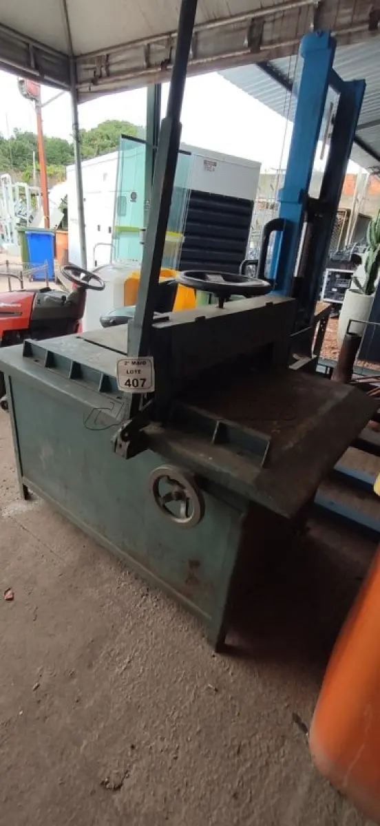 LOTE 407 - 01 GUILHOTINA INDUSTRIAL MANUAL MARCA VM NEVES. (NO ESTADO) ATENÇÃO! FAZER A VISITAÇÃO ANTES DE ARREMATAR, NÃO SABEMOS SE FUNCIONA, LEILÃO NÃO TEM GARANTIA E NEM DEVOLUÇÃO, SUJEITO A POSSÍVEIS AVARIAS VISÍVEIS/OCULTAS E/OU AUSÊNCIA DE COMPONENTES.
