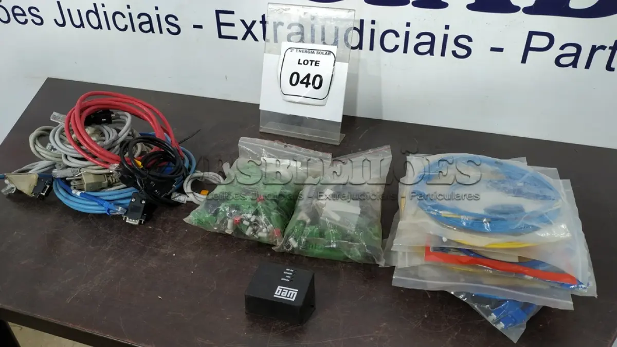 LOTE 040 - 01 CAIXA COM CABOS DIVERSOS. (NO ESTADO) ATENÇÃO! FAZER A VISITAÇÃO ANTES DE ARREMATAR, NÃO SABEMOS SE FUNCIONA, LEILÃO NÃO TEM GARANTIA E NEM DEVOLUÇÃO, SUJEITO A POSSÍVEIS AVARIAS VISÍVEIS/OCULTAS E/OU AUSÊNCIA DE COMPONENTES.