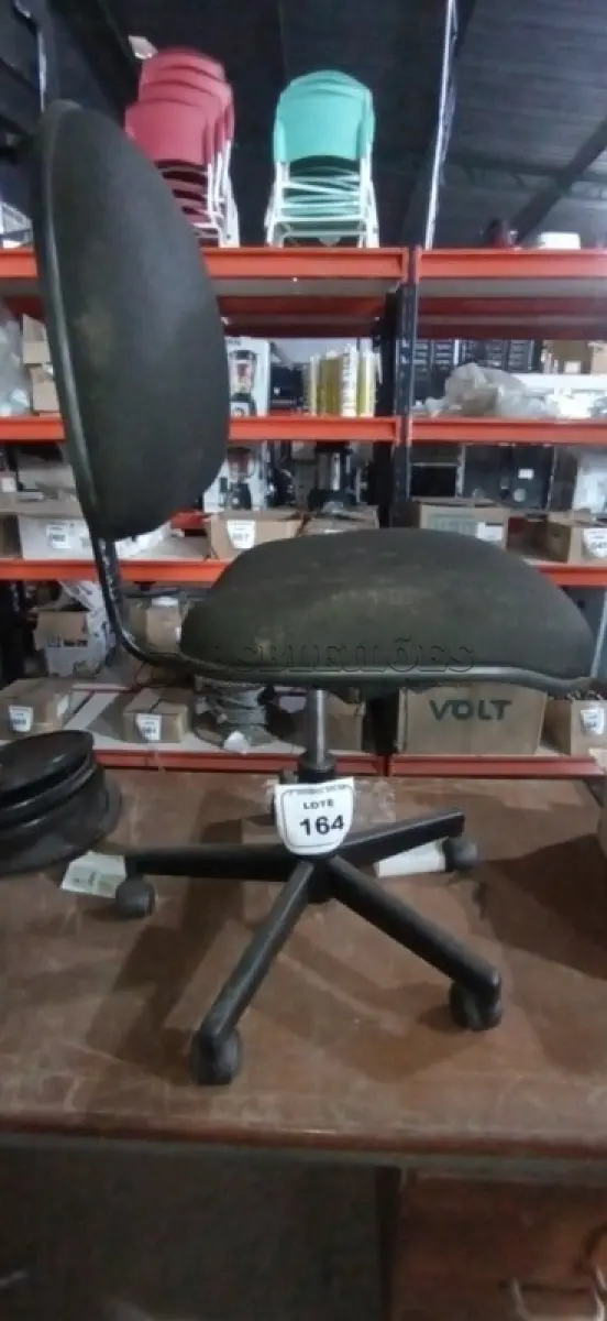LOTE 164 - 01 CADEIRA GIRATÓRIA PARA ESCRITÓRIO. (NO ESTADO) ATENÇÃO! FAZER A VISITAÇÃO ANTES DE ARREMATAR, NÃO SABEMOS SE FUNCIONA, LEILÃO NÃO TEM GARANTIA E NEM DEVOLUÇÃO, SUJEITO A POSSÍVEIS AVARIAS VISÍVEIS/OCULTAS