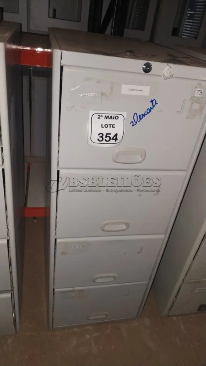 LOTE 354 - 01 ARQUIVO DE AÇO COM 04 GAVETAS. (NO ESTADO) ATENÇÃO! FAZER A VISITAÇÃO ANTES DE ARREMATAR, NÃO SABEMOS SE FUNCIONA, LEILÃO NÃO TEM GARANTIA E NEM DEVOLUÇÃO, SUJEITO A POSSÍVEIS AVARIAS VISÍVEIS/OCULTAS E/OU AUSÊNCIA DE COMPONENTES.