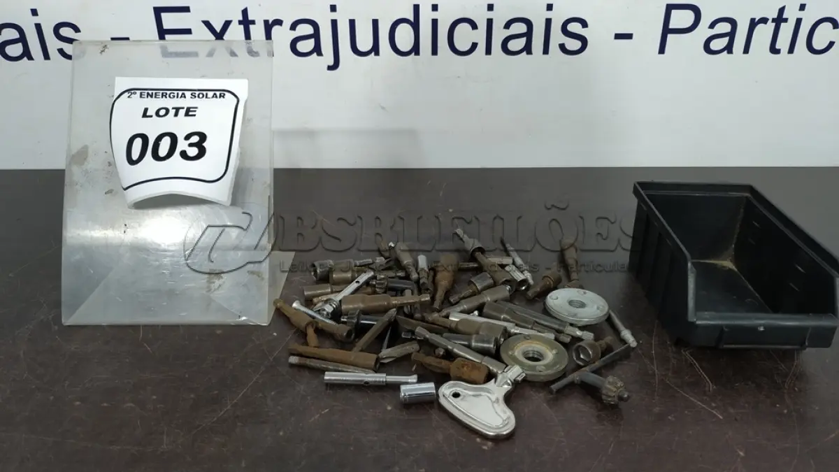 LOTE 003 - 01 CAIXA COM CHAVE PARA MANDRIL E CHAVES MAGNÉTICAS DIVERSAS. (NO ESTADO) ATENÇÃO! FAZER A VISITAÇÃO ANTES DE ARREMATAR, NÃO SABEMOS SE FUNCIONA, LEILÃO NÃO TEM GARANTIA E NEM DEVOLUÇÃO, SUJEITO A POSSÍVEIS AVARIAS VISÍVEIS/OCULTAS E/OU AUSÊNCIA DE COMPONENTES.