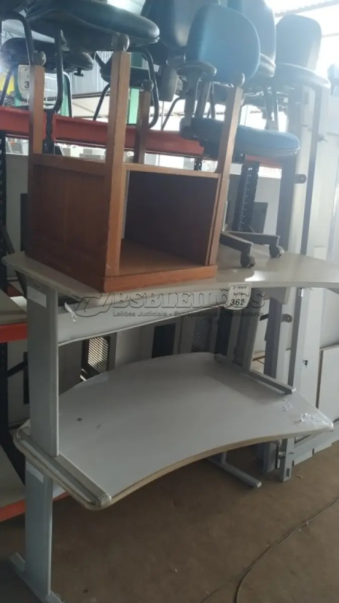 LOTE 362 - 02 MESAS DE ESCRITÓRIO, 01 CADEIRA GIRATÓRIA E 01 CRIADO MUDO EM MADEIRA. (NO ESTADO) ATENÇÃO! FAZER A VISITAÇÃO ANTES DE ARREMATAR, NÃO SABEMOS SE FUNCIONA, LEILÃO NÃO TEM GARANTIA E NEM DEVOLUÇÃO, SUJEITO A POSSÍVEIS AVARIAS VISÍVEIS/OCULTAS E/OU AUSÊNCIA DE COMPONENTES.