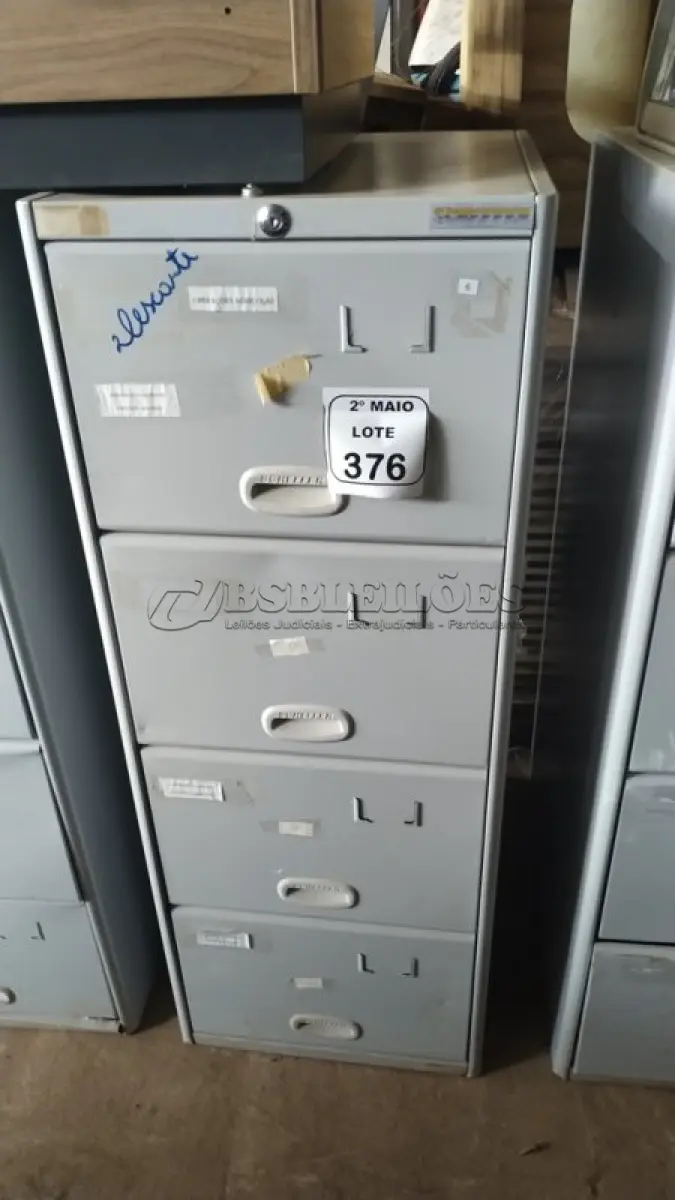 LOTE 376 - 01 ARQUIVO DE AÇO COM 04 GAVETAS. (NO ESTADO) ATENÇÃO! FAZER A VISITAÇÃO ANTES DE ARREMATAR, NÃO SABEMOS SE FUNCIONA, LEILÃO NÃO TEM GARANTIA E NEM DEVOLUÇÃO, SUJEITO A POSSÍVEIS AVARIAS VISÍVEIS/OCULTAS E/OU AUSÊNCIA DE COMPONENTES.