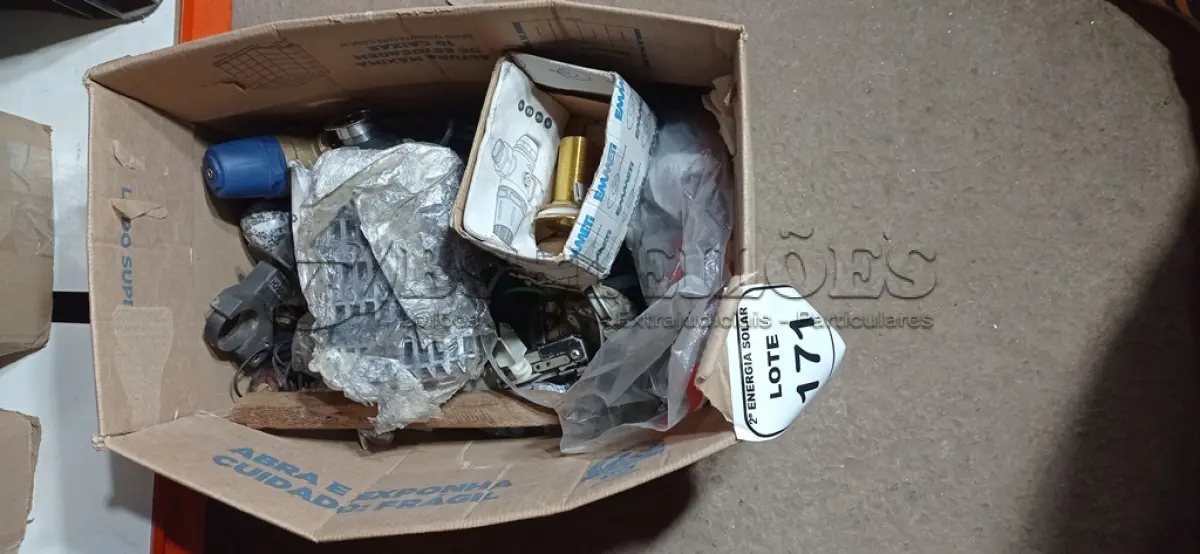 LOTE 171 - 01 CAIXA COM PARAFUSOS DIVERSOS, MARTELO, VÁLVULA DE PRESSÃO E 04 PONTEIROS. (NO ESTADO (NO ESTADO) ATENÇÃO! FAZER A VISITAÇÃO ANTES DE ARREMATAR, NÃO SABEMOS SE FUNCIONA, LEILÃO NÃO TEM GARANTIA E NEM DEVOLUÇÃO, SUJEITO A POSSÍVEIS AVARIAS VISÍVEIS/OCULTAS E/OU AUSÊNCIA DE COMPONENTES.