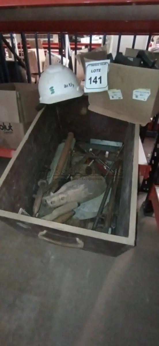 LOTE 141 - 01 CAIXA DE MADEIRA COM FERRAMENTAS DIVERSAS. (NO ESTADO) ATENÇÃO! FAZER A VISITAÇÃO ANTES DE ARREMATAR, NÃO SABEMOS SE FUNCIONA, LEILÃO NÃO TEM GARANTIA E NEM DEVOLUÇÃO, SUJEITO A POSSÍVEIS AVARIAS VISÍVEIS/OCULTAS E/OU AUSÊNCIA DE COMPONENTES.