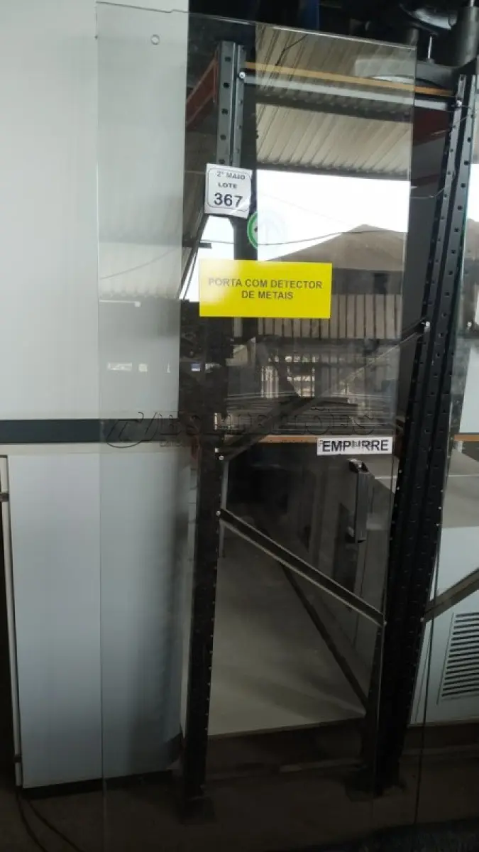 LOTE 367 - 01 PORTA DE VIDRO DE 2,06X0,69. (NO ESTADO) ATENÇÃO! FAZER A VISITAÇÃO ANTES DE ARREMATAR, NÃO SABEMOS SE FUNCIONA, LEILÃO NÃO TEM GARANTIA E NEM DEVOLUÇÃO, SUJEITO A POSSÍVEIS AVARIAS VISÍVEIS/OCULTAS E/OU AUSÊNCIA DE COMPONENTES.