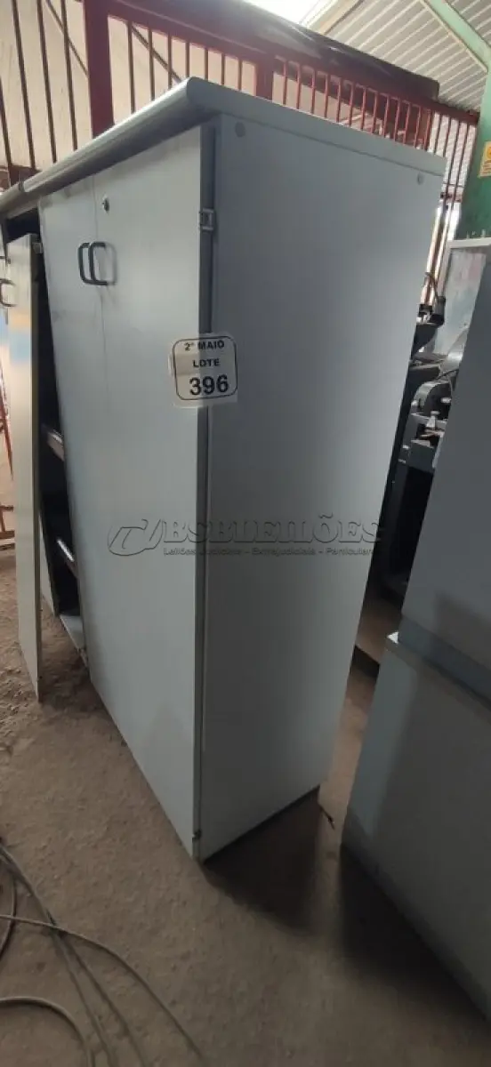 LOTE 396 - 01 ARMÁRIO BAIXO EM MADEIRA COM 02 PORTAS. (NO ESTADO) ATENÇÃO! FAZER A VISITAÇÃO ANTES DE ARREMATAR, NÃO SABEMOS SE FUNCIONA, LEILÃO NÃO TEM GARANTIA E NEM DEVOLUÇÃO, SUJEITO A POSSÍVEIS AVARIAS VISÍVEIS/OCULTAS E/OU AUSÊNCIA DE COMPONENTES.