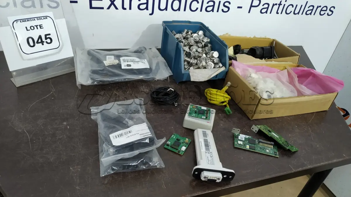 LOTE 045 - 01 CONVERSOR ABB SOLAR PVI-USB RS32-485 E 01 CAIXA COM PARAFUSOS SEXT 3/8X1.1/4. (NO ESTADO) ATENÇÃO! FAZER A VISITAÇÃO ANTES DE ARREMATAR, NÃO SABEMOS SE FUNCIONA, LEILÃO NÃO TEM GARANTIA E NEM DEVOLUÇÃO, SUJEITO A POSSÍVEIS AVARIAS VISÍVEIS/OCULTAS E/OU AUSÊNCIA DE COMPONENTES.