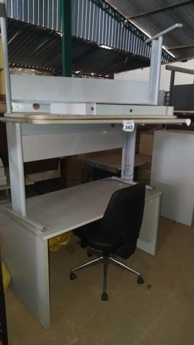 LOTE 343 - 03 MESAS PARA ESCRITÓRIO E 01 CADEIRA GIRATÓRIA NA COR PRETA. (NO ESTADO) ATENÇÃO! FAZER A VISITAÇÃO ANTES DE ARREMATAR, NÃO SABEMOS SE FUNCIONA, LEILÃO NÃO TEM GARANTIA E NEM DEVOLUÇÃO, SUJEITO A POSSÍVEIS AVARIAS VISÍVEIS/OCULTAS E/OU AUSÊNCIA DE COMPONENTES.