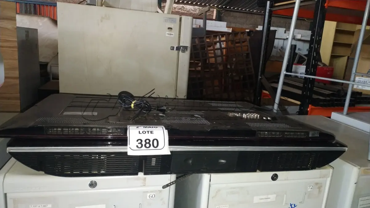 LOTE 380 - 02 TVS LCD DE 40’’ MARCAS LG E SAMSUNG. (NO ESTADO) ATENÇÃO! FAZER A VISITAÇÃO ANTES DE ARREMATAR, NÃO SABEMOS SE FUNCIONA, LEILÃO NÃO TEM GARANTIA E NEM DEVOLUÇÃO, SUJEITO A POSSÍVEIS AVARIAS VISÍVEIS/OCULTAS E/OU AUSÊNCIA DE COMPONENTES.