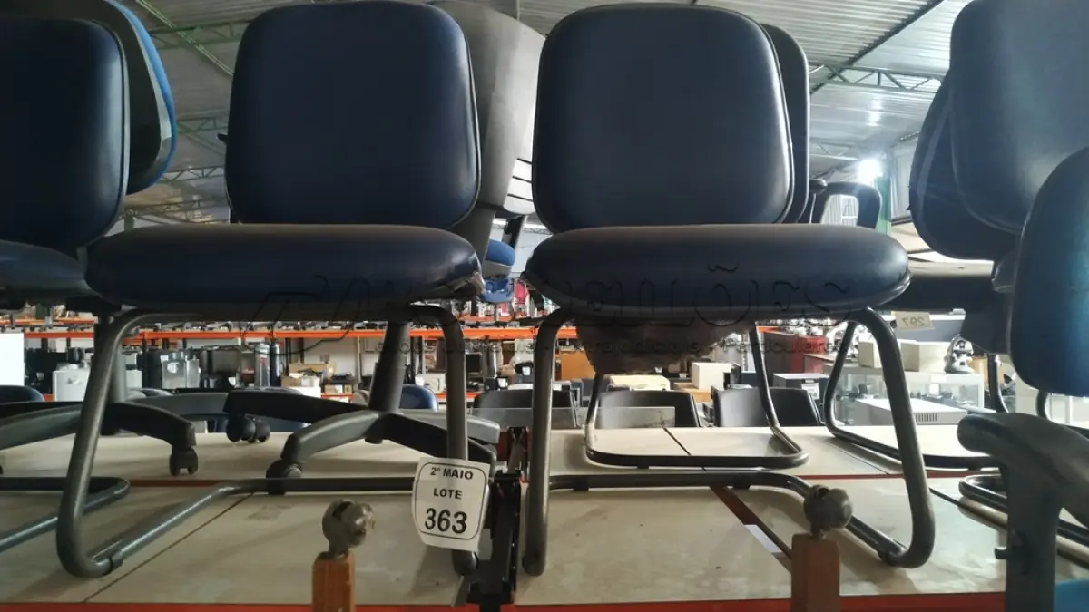 LOTE 363 - 02 CADEIRAS COM PÉS FIXOS NA COR AZUL. (NO ESTADO) ATENÇÃO! FAZER A VISITAÇÃO ANTES DE ARREMATAR, NÃO SABEMOS SE FUNCIONA, LEILÃO NÃO TEM GARANTIA E NEM DEVOLUÇÃO, SUJEITO A POSSÍVEIS AVARIAS VISÍVEIS/OCULTAS E/OU AUSÊNCIA DE COMPONENTES.