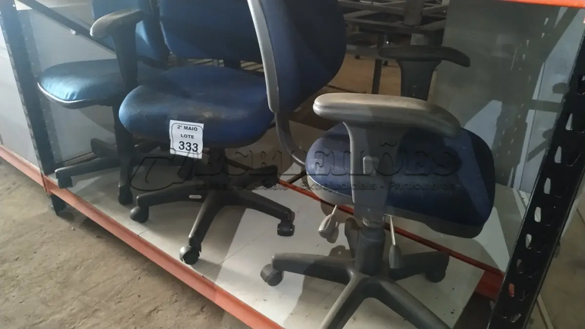 LOTE 333 - 03 CADEIRAS DE ESCRITÓRIO GIRATÓRIAS NA COR AZUL. (NO ESTADO) ATENÇÃO! FAZER A VISITAÇÃO ANTES DE ARREMATAR, NÃO SABEMOS SE FUNCIONA, LEILÃO NÃO TEM GARANTIA E NEM DEVOLUÇÃO, SUJEITO A POSSÍVEIS AVARIAS VISÍVEIS/OCULTAS E/OU AUSÊNCIA DE COMPONENTES.
