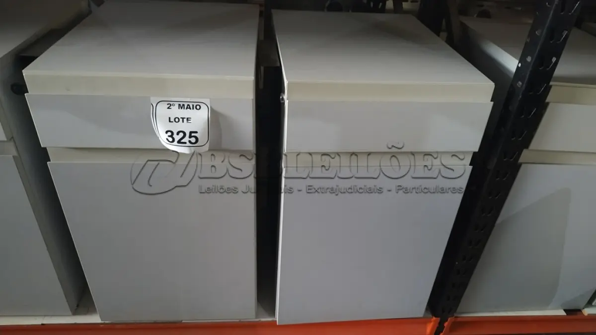 LOTE 325 - 02 ARMÁRIOS PARA CPU COM 01 PORTA E 01 GAVETA. (NO ESTADO) ATENÇÃO! FAZER A VISITAÇÃO ANTES DE ARREMATAR, NÃO SABEMOS SE FUNCIONA, LEILÃO NÃO TEM GARANTIA E NEM DEVOLUÇÃO, SUJEITO A POSSÍVEIS AVARIAS VISÍVEIS/OCULTAS E/OU AUSÊNCIA DE COMPONENTES.