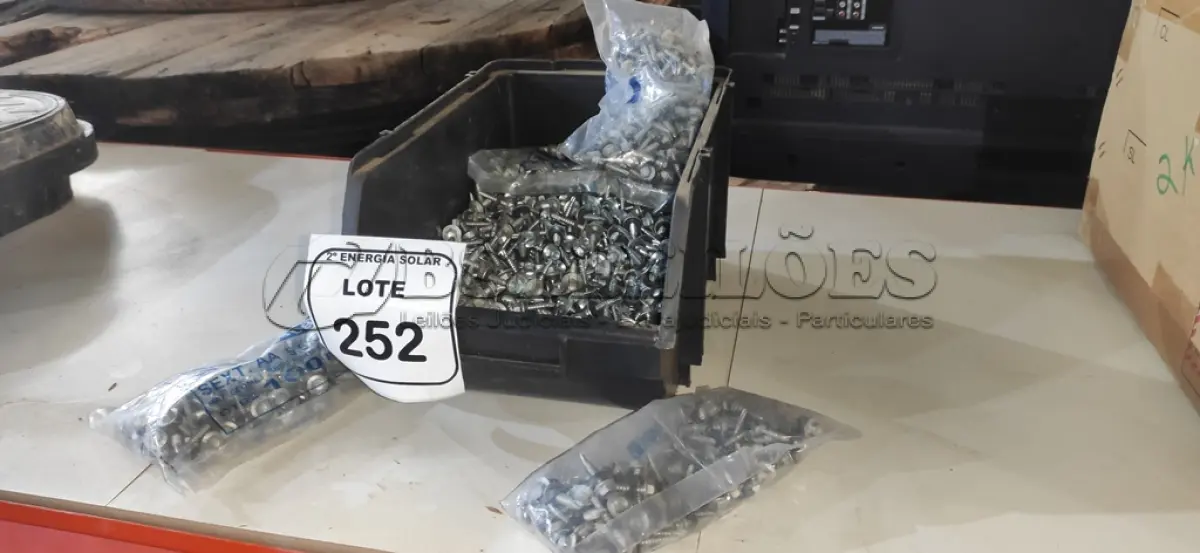 LOTE 252 - 01 CAIXA COM PARAFUSOS SEXTAVADOS AUTO BROCANTE 5.5X25. (NO ESTADO) ATENÇÃO! FAZER A VISITAÇÃO ANTES DE ARREMATAR, NÃO SABEMOS SE FUNCIONA, LEILÃO NÃO TEM GARANTIA E NEM DEVOLUÇÃO, SUJEITO A POSSÍVEIS AVARIAS VISÍVEIS/OCULTAS E/OU AUSÊNCIA DE COMPONENTES.