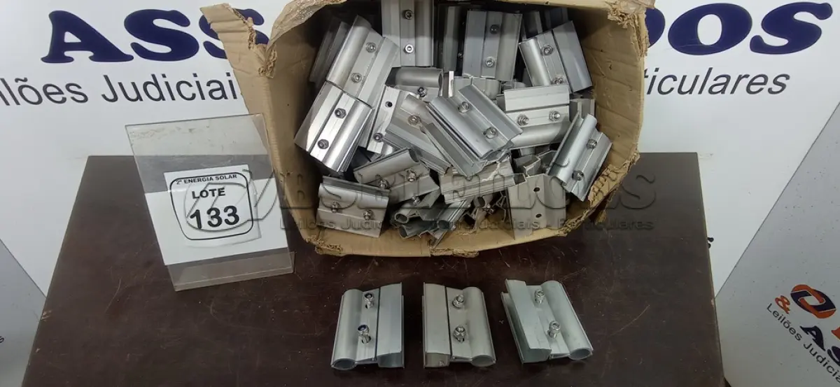 LOTE 133 - 01 CAIXA COM GRAMPOS DE FIXAÇÃO NÃO PENETRANTE PARA TELHADOS METÁLICOS.  (NO ESTADO) ATENÇÃO! FAZER A VISITAÇÃO ANTES DE ARREMATAR, NÃO SABEMOS SE FUNCIONA, LEILÃO NÃO TEM GARANTIA E NEM DEVOLUÇÃO, SUJEITO A POSSÍVEIS AVARIAS VISÍVEIS/OCULTAS E/OU 