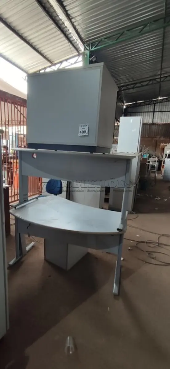 LOTE 409 - 02 MESAS EM MADEIRA, 01 GAVETEIRO COM 03 GAVETAS, 01 CADEIRA GIRATÓRIA E 01 ARMÁRIO BAIXO COM 03 PORTAS. (NO ESTADO) ATENÇÃO! FAZER A VISITAÇÃO ANTES DE ARREMATAR, NÃO SABEMOS SE FUNCIONA, LEILÃO NÃO TEM GARANTIA E NEM DEVOLUÇÃO, SUJEITO A POSSÍVEIS AVARIAS VISÍVEIS/OCULTAS E/OU AUSÊNCIA DE COMPONENTES.