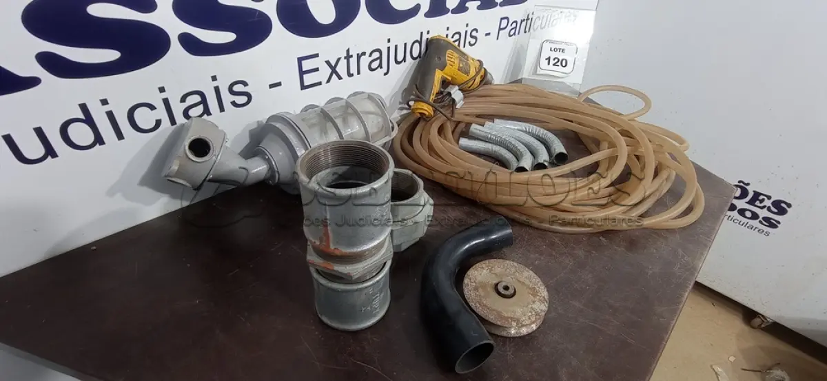 LOTE 120 - 01 MANGUEIRA DE NÍVEL, 01 FURADEIRA DEWALT, 01 LOTE COM LUMINÁRIA, CURVAS ZINCADAS E ROLAMENTO DE PORTÃO. (NO ESTADO) ATENÇÃO! FAZER A VISITAÇÃO ANTES DE ARREMATAR, NÃO SABEMOS SE FUNCIONA, LEILÃO NÃO TEM GARANTIA E NEM DEVOLUÇÃO, SUJEITO A POSSÍVEIS AVARIAS VISÍVEIS/OCULTAS E/OU AUSÊNCIA DE COMPONENTES.