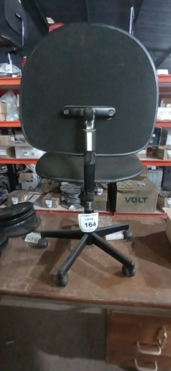 LOTE 164 - 01 CADEIRA GIRATÓRIA PARA ESCRITÓRIO. (NO ESTADO) ATENÇÃO! FAZER A VISITAÇÃO ANTES DE ARREMATAR, NÃO SABEMOS SE FUNCIONA, LEILÃO NÃO TEM GARANTIA E NEM DEVOLUÇÃO, SUJEITO A POSSÍVEIS AVARIAS VISÍVEIS/OCULTAS