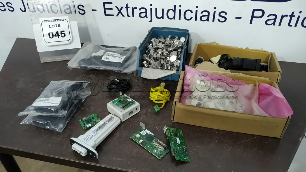 LOTE 045 - 01 CONVERSOR ABB SOLAR PVI-USB RS32-485 E 01 CAIXA COM PARAFUSOS SEXT 3/8X1.1/4. (NO ESTADO) ATENÇÃO! FAZER A VISITAÇÃO ANTES DE ARREMATAR, NÃO SABEMOS SE FUNCIONA, LEILÃO NÃO TEM GARANTIA E NEM DEVOLUÇÃO, SUJEITO A POSSÍVEIS AVARIAS VISÍVEIS/OCULTAS E/OU AUSÊNCIA DE COMPONENTES.