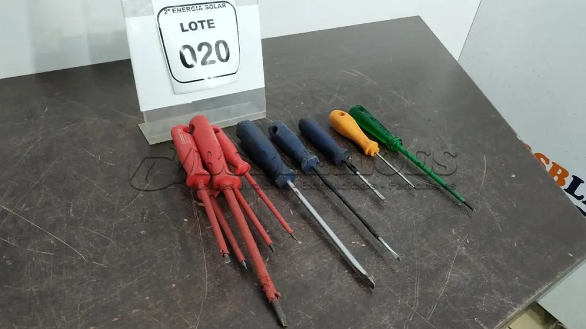 LOTE 020 - 13 CHAVES DE FENDA E 01 CHAVE PHILIPS, (NO ESTADO) ATENÇÃO! FAZER A VISITAÇÃO ANTES DE ARREMATAR, NÃO SABEMOS SE FUNCIONA, LEILÃO NÃO TEM GARANTIA E NEM DEVOLUÇÃO, SUJEITO A POSSÍVEIS AVARIAS VISÍVEIS/OCULTAS E/OU AUSÊNCIA DE COMPONENTES.