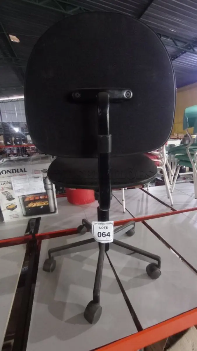 LOTE 064 - 01 CADEIRA GIRATÓRIA PARA ESCRITÓRIO. (NO ESTADO) ATENÇÃO! FAZER A VISITAÇÃO ANTES DE ARREMATAR, NÃO SABEMOS SE FUNCIONA, LEILÃO NÃO TEM GARANTIA E NEM DEVOLUÇÃO, SUJEITO A POSSÍVEIS AVARIAS VISÍVEIS/OCULTAS E/OU AUSÊNCIA DE COMPONENTES.