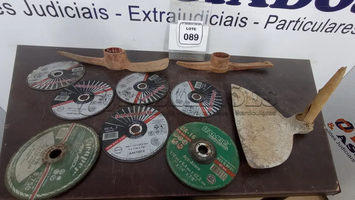 LOTE 089 - 02 DISCOS DE DESBASTE E 05 DISCOS DE CORTE 7”, 02 PICARETAS E 01 ENXADA SEM CABO. (NO ESTADO) ATENÇÃO! FAZER A VISITAÇÃO ANTES DE ARREMATAR, NÃO SABEMOS SE FUNCIONA, LEILÃO NÃO TEM GARANTIA E NEM DEVOLUÇÃO, SUJEITO A POSSÍVEIS AVARIAS VISÍVEIS/OCULTAS E/OU AUSÊNCIA DE COMPONENTES.