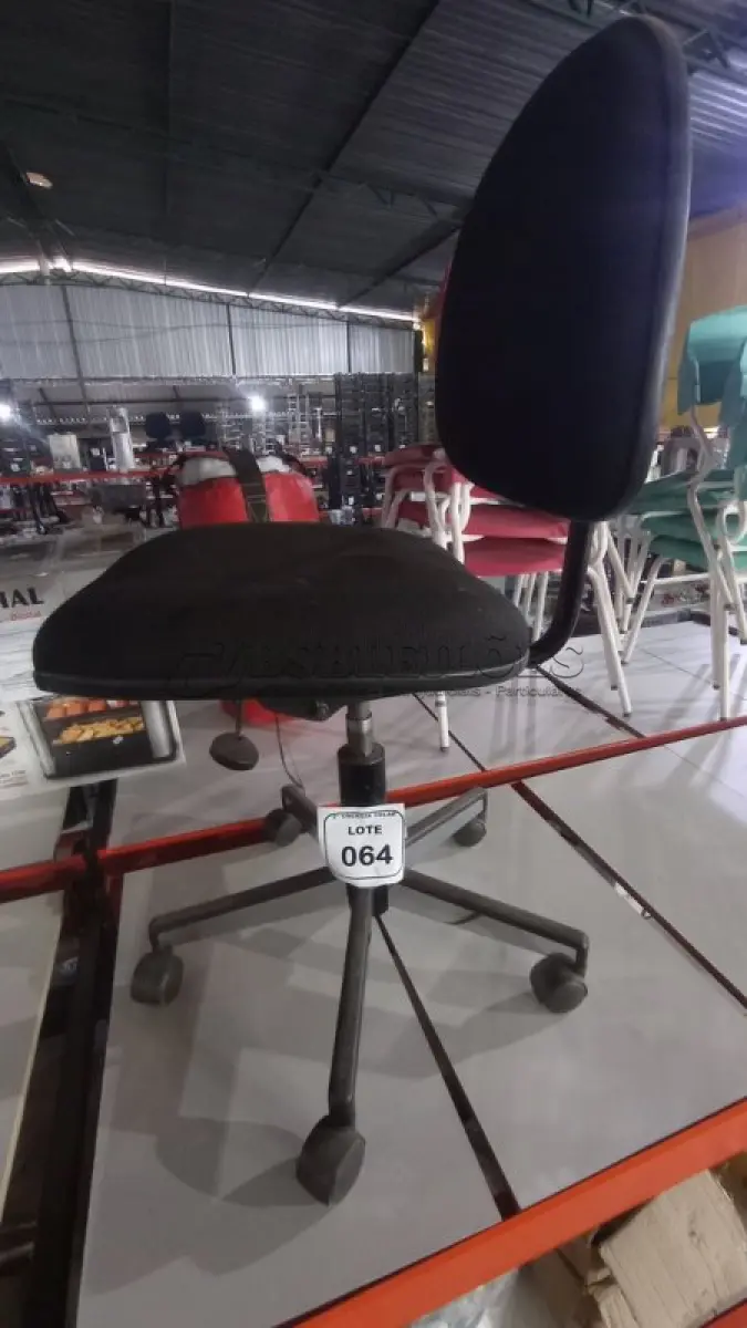 LOTE 064 - 01 CADEIRA GIRATÓRIA PARA ESCRITÓRIO. (NO ESTADO) ATENÇÃO! FAZER A VISITAÇÃO ANTES DE ARREMATAR, NÃO SABEMOS SE FUNCIONA, LEILÃO NÃO TEM GARANTIA E NEM DEVOLUÇÃO, SUJEITO A POSSÍVEIS AVARIAS VISÍVEIS/OCULTAS E/OU AUSÊNCIA DE COMPONENTES.