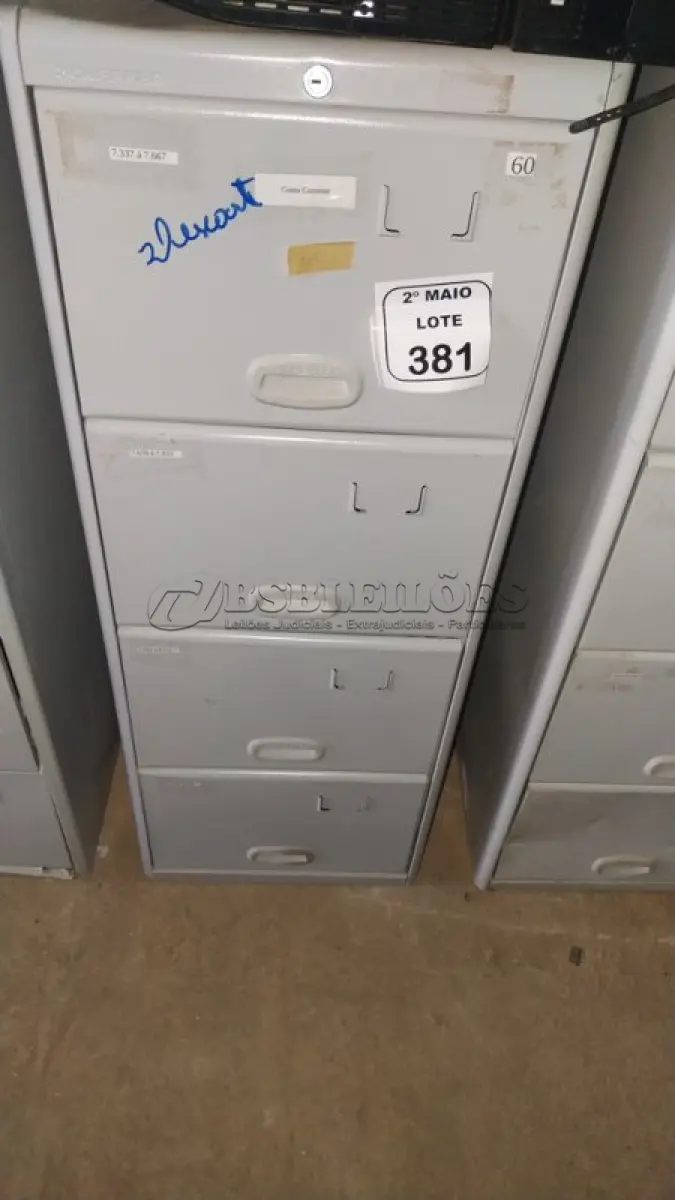 LOTE 381 - 01 ARQUIVO DE AÇO COM 04 GAVETAS. (NO ESTADO) ATENÇÃO! FAZER A VISITAÇÃO ANTES DE ARREMATAR, NÃO SABEMOS SE FUNCIONA, LEILÃO NÃO TEM GARANTIA E NEM DEVOLUÇÃO, SUJEITO A POSSÍVEIS AVARIAS VISÍVEIS/OCULTAS E/OU AUSÊNCIA DE COMPONENTES.