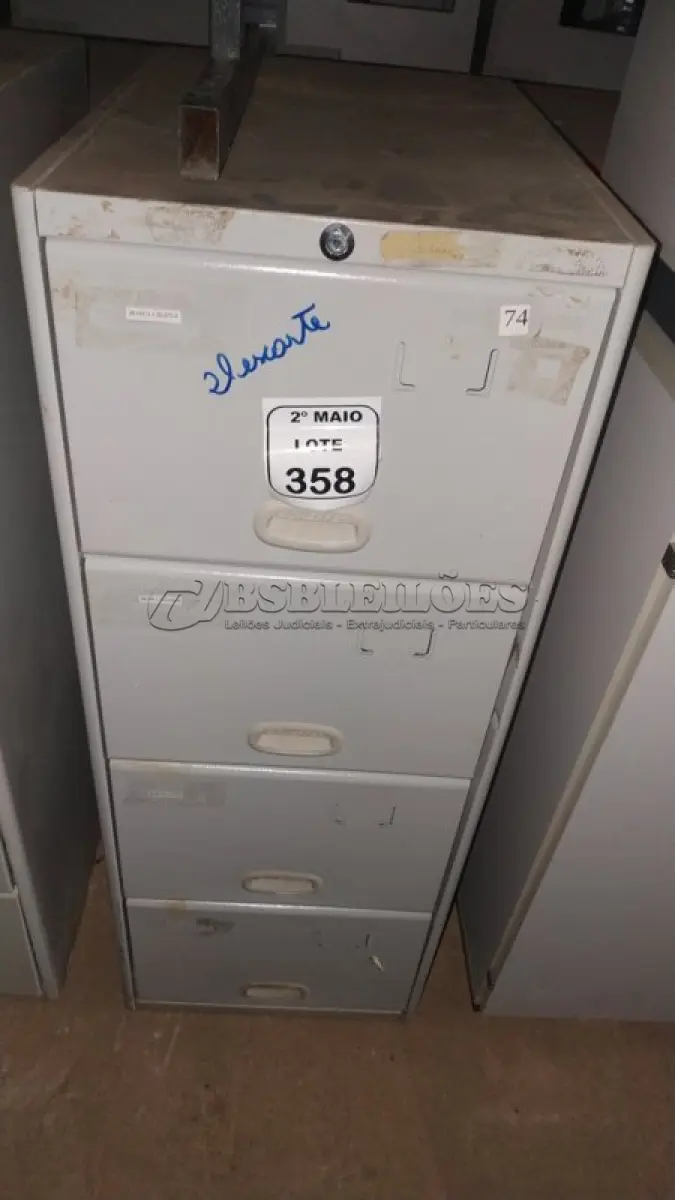 LOTE 358 - 01 ARQUIVO DE AÇO COM 04 GAVETAS. (NO ESTADO) ATENÇÃO! FAZER A VISITAÇÃO ANTES DE ARREMATAR, NÃO SABEMOS SE FUNCIONA, LEILÃO NÃO TEM GARANTIA E NEM DEVOLUÇÃO, SUJEITO A POSSÍVEIS AVARIAS VISÍVEIS/OCULTAS E/OU AUSÊNCIA DE COMPONENTES.