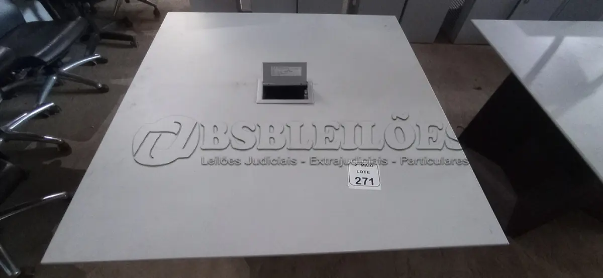 LOTE 271 - 01 MESA DE REUNIÃO DE 1,20X1,20. (NO ESTADO) ATENÇÃO! FAZER A VISITAÇÃO ANTES DE ARREMATAR, NÃO SABEMOS SE FUNCIONA, LEILÃO NÃO TEM GARANTIA E NEM DEVOLUÇÃO, SUJEITO A POSSÍVEIS AVARIAS VISÍVEIS/OCULTAS E/OU AUSÊNCIA DE COMPONENTES.