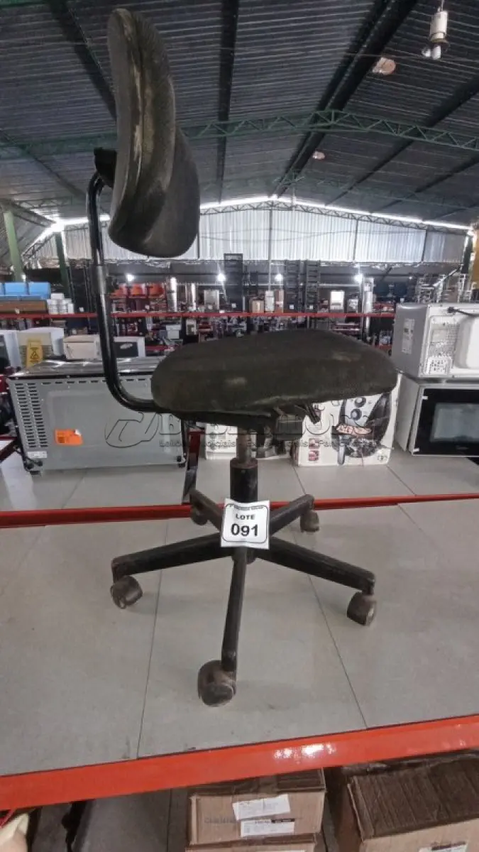 LOTE 091 - 01 CADEIRA GIRATÓRIA PARA ESCRITÓRIO. (NO ESTADO) ATENÇÃO! FAZER A VISITAÇÃO ANTES DE ARREMATAR, NÃO SABEMOS SE FUNCIONA, LEILÃO NÃO TEM GARANTIA E NEM DEVOLUÇÃO, SUJEITO A POSSÍVEIS AVARIAS VISÍVEIS/OCULTAS E/OU AUSÊNCIA DE COMPONENTES.