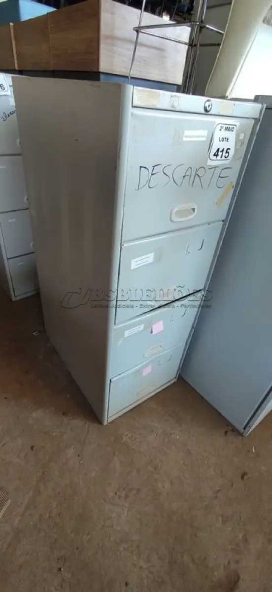 LOTE 415 - 01 ARQUIVO DE AÇO COM 04 GAVETAS. (NO ESTADO) ATENÇÃO! FAZER A VISITAÇÃO ANTES DE ARREMATAR, NÃO SABEMOS SE FUNCIONA, LEILÃO NÃO TEM GARANTIA E NEM DEVOLUÇÃO, SUJEITO A POSSÍVEIS AVARIAS VISÍVEIS/OCULTAS E/OU AUSÊNCIA DE COMPONENTES.
