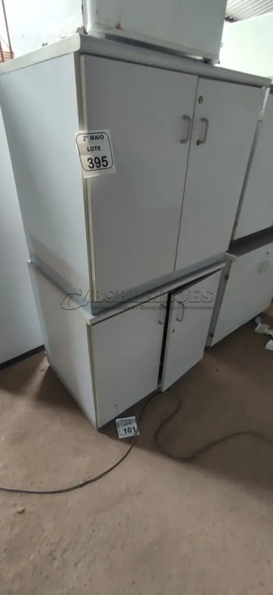 LOTE 395 - 02 ARMÁRIOS BAIXOS EM MADEIRA COM 02 PORTAS. (NO ESTADO) ATENÇÃO! FAZER A VISITAÇÃO ANTES DE ARREMATAR, NÃO SABEMOS SE FUNCIONA, LEILÃO NÃO TEM GARANTIA E NEM DEVOLUÇÃO, SUJEITO A POSSÍVEIS AVARIAS VISÍVEIS/OCULTAS E/OU AUSÊNCIA DE COMPONENTES.