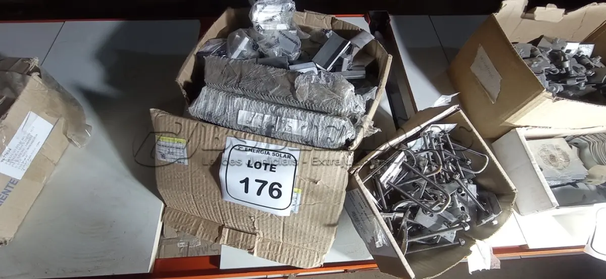 LOTE 176 - 01 CAIXA DE FIXADOR DE GRAMPO INTERMEDIÁRIO. (NO ESTADO) ATENÇÃO! FAZER A VISITAÇÃO ANTES DE ARREMATAR, NÃO SABEMOS SE FUNCIONA, LEILÃO NÃO TEM GARANTIA E NEM DEVOLUÇÃO, SUJEITO A POSSÍVEIS AVARIAS VISÍVEIS/OCULTAS E/OU AUSÊNCIA DE COMPONENTES.