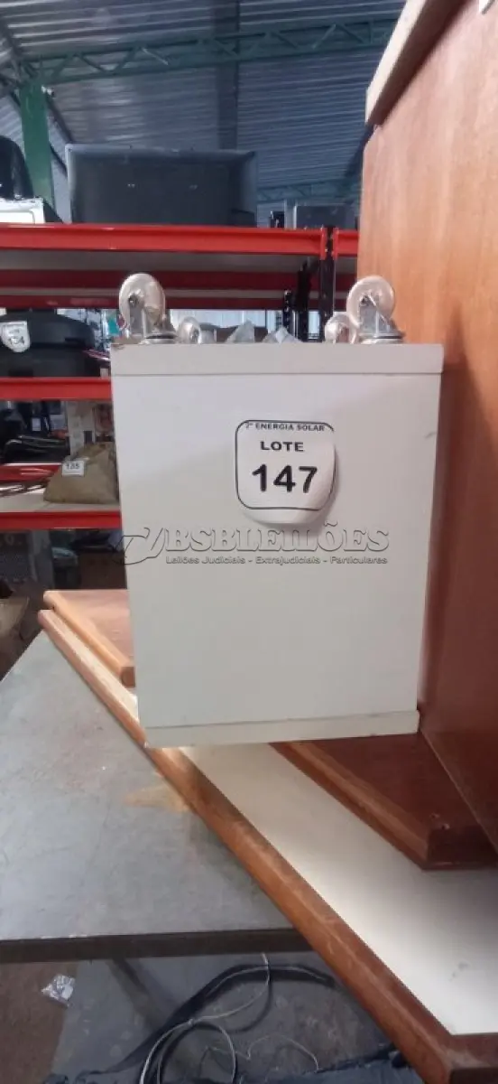 LOTE 147 - 01 PRATELEIRA EM MADEIRA COM 01 MESA EM MADEIRA DESMONTADA. (NO ESTADO) ATENÇÃO! FAZER A VISITAÇÃO ANTES DE ARREMATAR, NÃO SABEMOS SE FUNCIONA, LEILÃO NÃO TEM GARANTIA E NEM DEVOLUÇÃO, SUJEITO A POSSÍVEIS AVARIAS VISÍVEIS/OCULTAS E/OU AUSÊNCIA DE COMPONENTES.