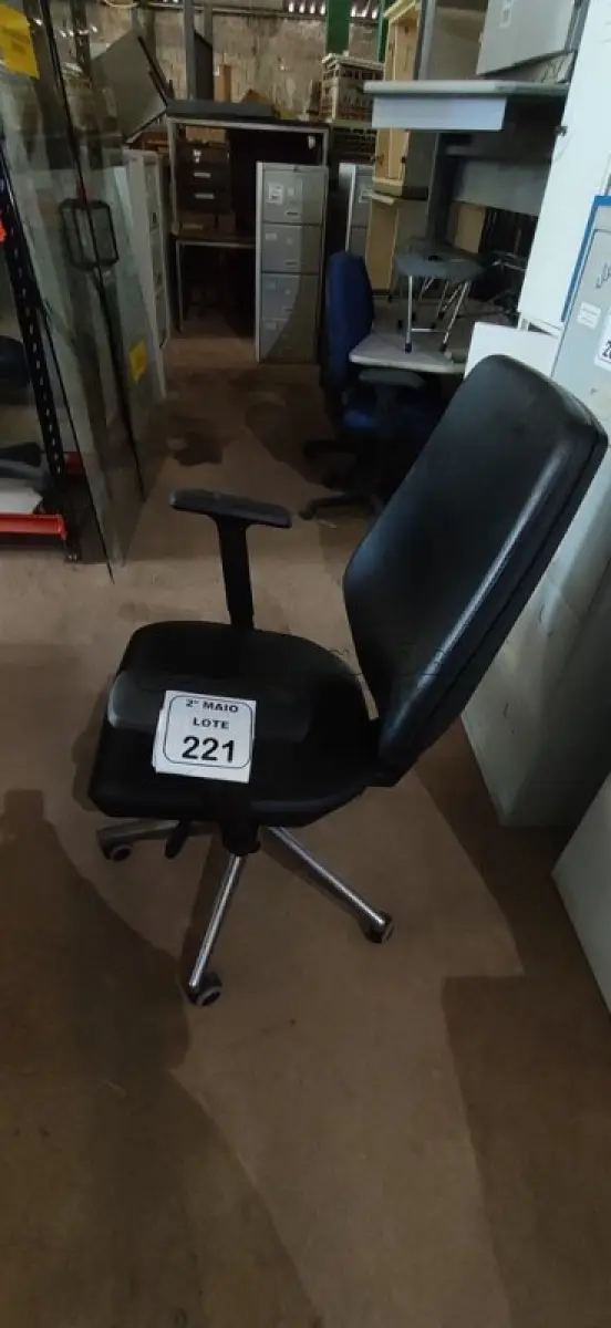 LOTE 221 - 01 CADEIRA PARA ESCRITÓRIO COM ESPALDAR ALTO. (NO ESTADO) ATENÇÃO! FAZER A VISITAÇÃO ANTES DE ARREMATAR, NÃO SABEMOS SE FUNCIONA, LEILÃO NÃO TEM GARANTIA E NEM DEVOLUÇÃO, SUJEITO A POSSÍVEIS AVARIAS VISÍVEIS/OCULTAS E/OU AUSÊNCIA DE COMPONENTES.