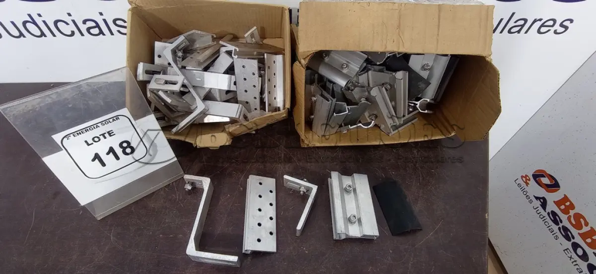 LOTE 118 - 01 CAIXA COM GANCHO PARA TELHA CERÂMICA. (NO ESTADO) ATENÇÃO! FAZER A VISITAÇÃO ANTES DE ARREMATAR, NÃO SABEMOS SE FUNCIONA, LEILÃO NÃO TEM GARANTIA E NEM DEVOLUÇÃO, SUJEITO A POSSÍVEIS AVARIAS VISÍVEIS/OCULTAS E/OU 