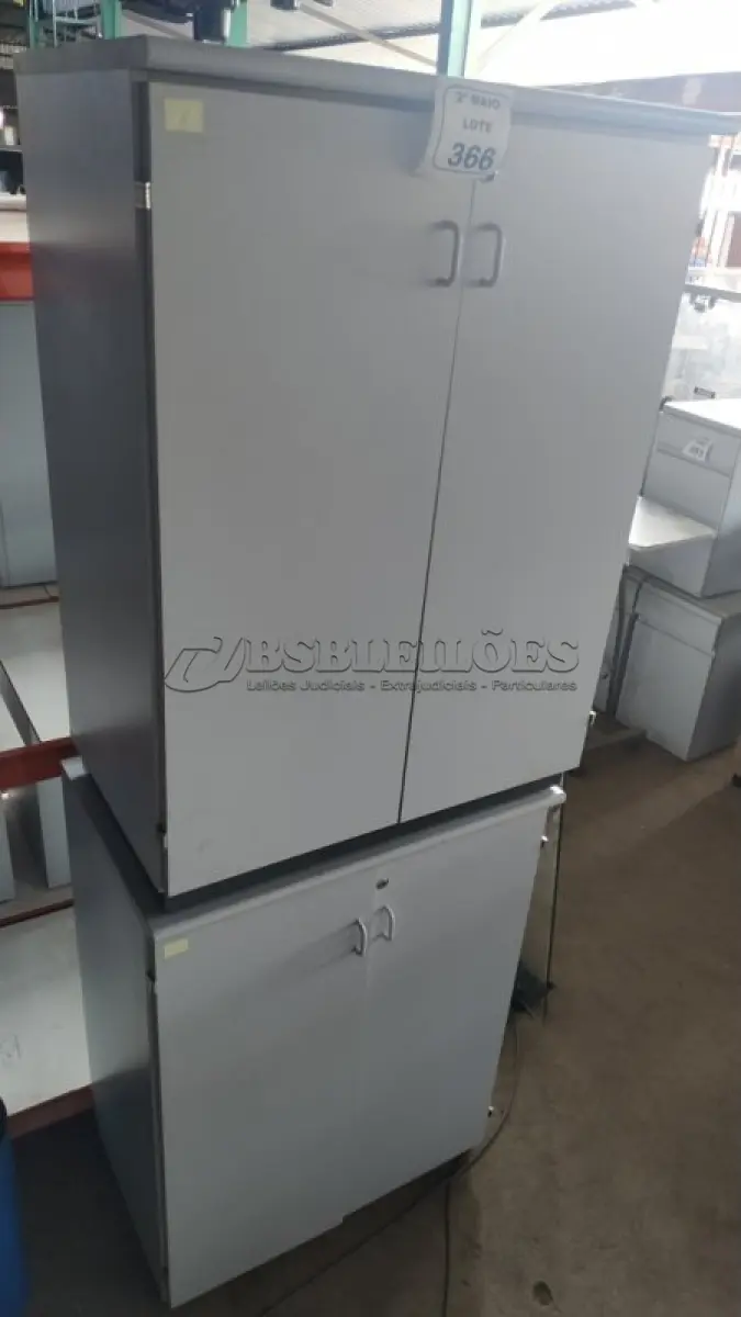 LOTE 366 - 02 ARMÁRIOS EM MADEIRA COM 02 PORTAS CADA. (NO ESTADO) ATENÇÃO! FAZER A VISITAÇÃO ANTES DE ARREMATAR, NÃO SABEMOS SE FUNCIONA, LEILÃO NÃO TEM GARANTIA E NEM DEVOLUÇÃO, SUJEITO A POSSÍVEIS AVARIAS VISÍVEIS/OCULTAS E/OU AUSÊNCIA DE COMPONENTES.