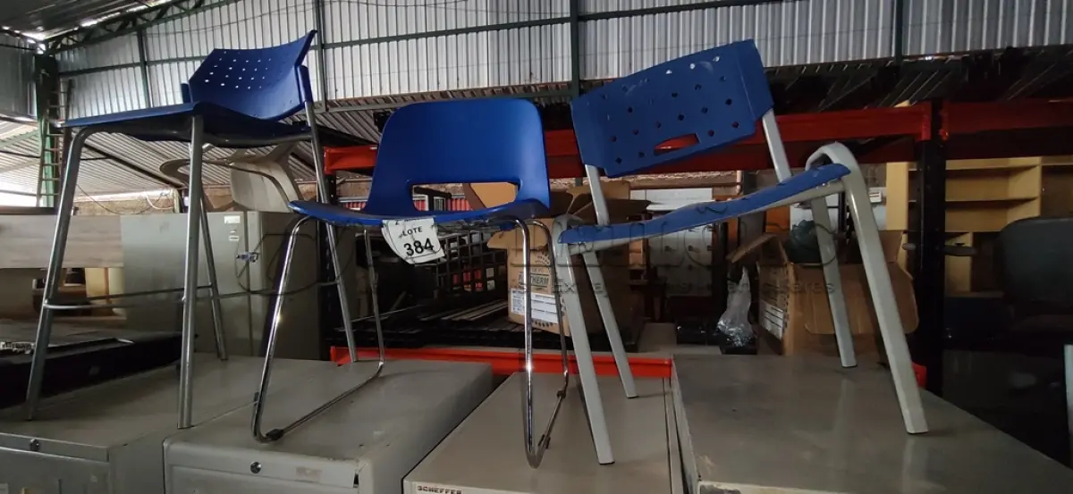 LOTE 384 - 01 BANQUETA ALTA E 01 CADEIRA COM PÉS FIXOS. (NO ESTADO) ATENÇÃO! FAZER A VISITAÇÃO ANTES DE ARREMATAR, NÃO SABEMOS SE FUNCIONA, LEILÃO NÃO TEM GARANTIA E NEM DEVOLUÇÃO, SUJEITO A POSSÍVEIS AVARIAS VISÍVEIS/OCULTAS E/OU AUSÊNCIA DE COMPONENTES.