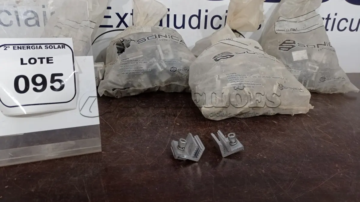 LOTE 095 - 01 SACO COM CONECTOR DE GRAMPO FINAL. (NO ESTADO) ATENÇÃO! FAZER A VISITAÇÃO ANTES DE ARREMATAR, NÃO SABEMOS SE FUNCIONA, LEILÃO NÃO TEM GARANTIA E NEM DEVOLUÇÃO, SUJEITO A POSSÍVEIS AVARIAS VISÍVEIS/OCULTAS E/OU AUSÊNCIA DE COMPONENTES.