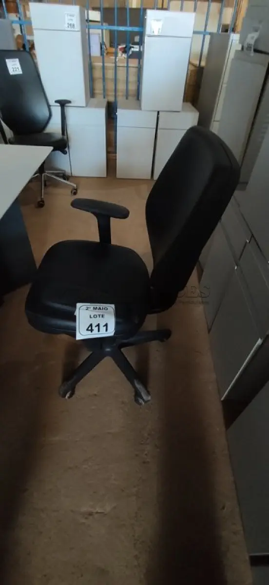 LOTE 411 - 01 CADEIRA GIRATÓRIA PARA ESCRITÓRIO. (NO ESTADO) ATENÇÃO! FAZER A VISITAÇÃO ANTES DE ARREMATAR, NÃO SABEMOS SE FUNCIONA, LEILÃO NÃO TEM GARANTIA E NEM DEVOLUÇÃO, SUJEITO A POSSÍVEIS AVARIAS VISÍVEIS/OCULTAS E/OU AUSÊNCIA DE COMPONENTES.