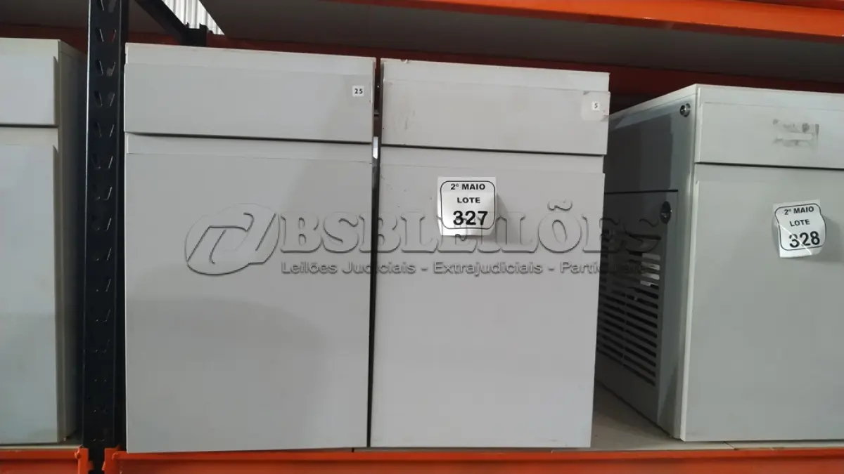 LOTE 327 - 02 ARMÁRIOS PARA CPU COM 01 PORTA E 01 GAVETA. (NO ESTADO) ATENÇÃO! FAZER A VISITAÇÃO ANTES DE ARREMATAR, NÃO SABEMOS SE FUNCIONA, LEILÃO NÃO TEM GARANTIA E NEM DEVOLUÇÃO, SUJEITO A POSSÍVEIS AVARIAS VISÍVEIS/OCULTAS E/OU AUSÊNCIA DE COMPONENTES.