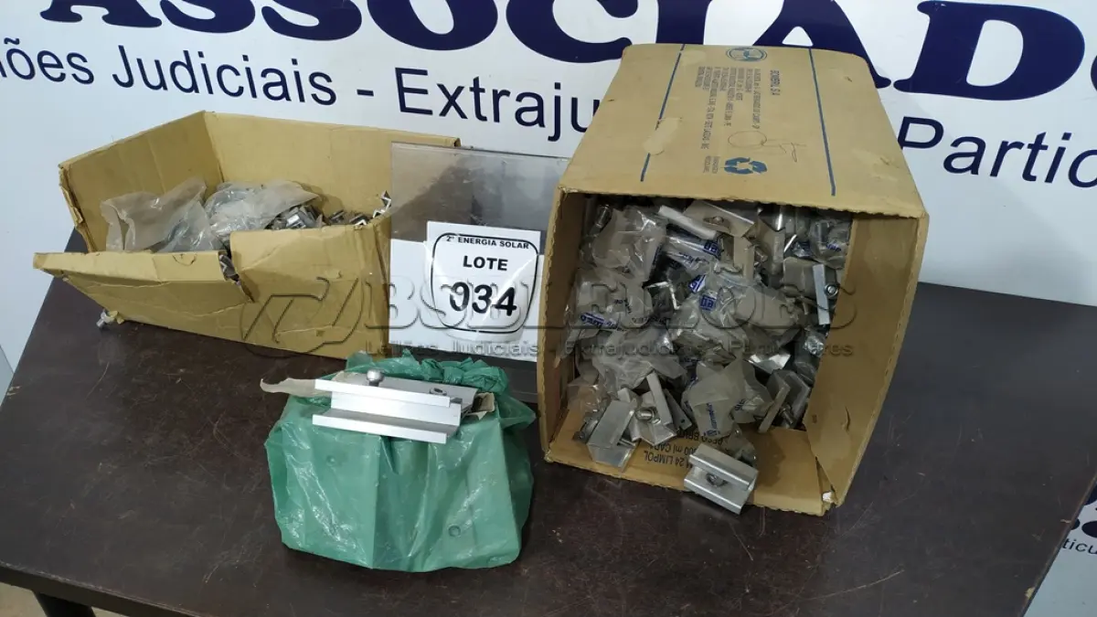 LOTE 034 - 01 CAIXA COM TERMINAIS INTERMEDIÁRIOS. (NO ESTADO) ATENÇÃO! FAZER A VISITAÇÃO ANTES DE ARREMATAR, NÃO SABEMOS SE FUNCIONA, LEILÃO NÃO TEM GARANTIA E NEM DEVOLUÇÃO, SUJEITO A POSSÍVEIS AVARIAS VISÍVEIS/OCULTAS E/OU AUSÊNCIA DE COMPONENTES.
