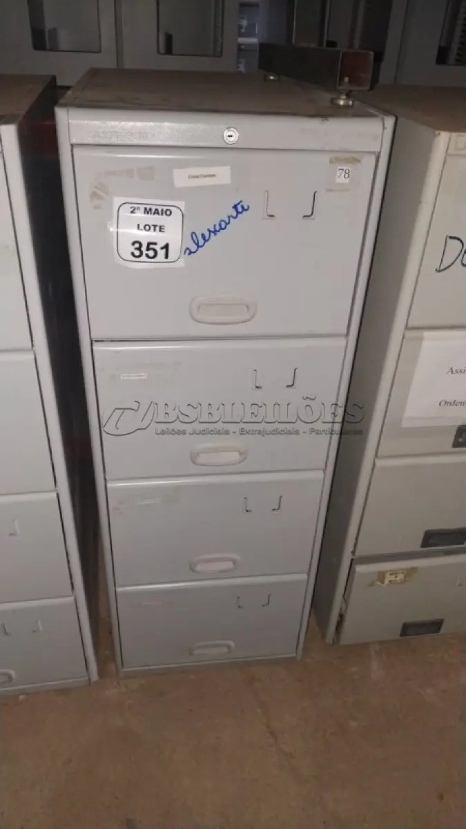 LOTE 351 - 01 ARQUIVO DE AÇO COM 04 GAVETAS. (NO ESTADO) ATENÇÃO! FAZER A VISITAÇÃO ANTES DE ARREMATAR, NÃO SABEMOS SE FUNCIONA, LEILÃO NÃO TEM GARANTIA E NEM DEVOLUÇÃO, SUJEITO A POSSÍVEIS AVARIAS VISÍVEIS/OCULTAS E/OU AUSÊNCIA DE COMPONENTES.