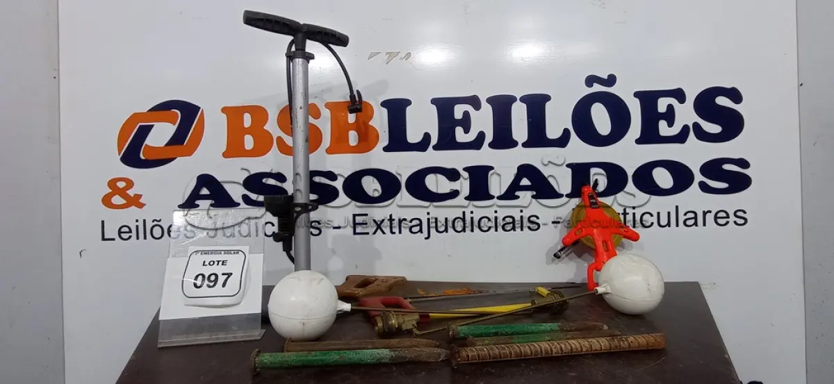 LOTE 097 - 02 BÓIAS PARA CAIXA D’ÁGUA, 01 BOMBA DE ENCHER PNEU, 01 TRENA E 01 ARCO DE SERRA  05 PONTEIROS.  (NO ESTADO) ATENÇÃO! FAZER A VISITAÇÃO ANTES DE ARREMATAR, NÃO SABEMOS SE FUNCIONA, LEILÃO NÃO TEM GARANTIA E NEM DEVOLUÇÃO, SUJEITO A POSSÍVEIS AVARIAS VISÍVEIS/OCULTAS E/OU AUSÊNCIA DE COMPONENTES.