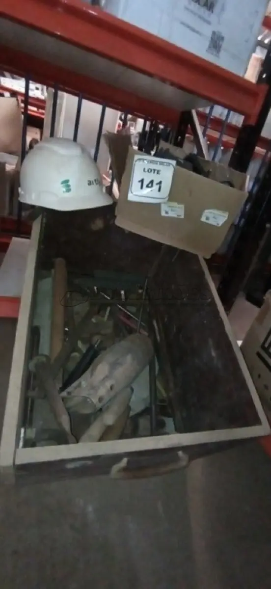 LOTE 141 - 01 CAIXA DE MADEIRA COM FERRAMENTAS DIVERSAS. (NO ESTADO) ATENÇÃO! FAZER A VISITAÇÃO ANTES DE ARREMATAR, NÃO SABEMOS SE FUNCIONA, LEILÃO NÃO TEM GARANTIA E NEM DEVOLUÇÃO, SUJEITO A POSSÍVEIS AVARIAS VISÍVEIS/OCULTAS E/OU AUSÊNCIA DE COMPONENTES.