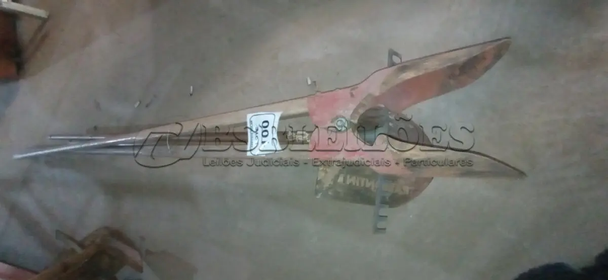 LOTE 100 - 01 CAVADEIRA MANUAL, 01 PÁ COM CABO E 01 RASTELO COM CABO. (NO ESTADO) ATENÇÃO! FAZER A VISITAÇÃO ANTES DE ARREMATAR, NÃO SABEMOS SE FUNCIONA, LEILÃO NÃO TEM GARANTIA E NEM DEVOLUÇÃO, SUJEITO A POSSÍVEIS AVARIAS VISÍVEIS/OCULTAS E/OU AUSÊNCIA DE COMPONENTES.